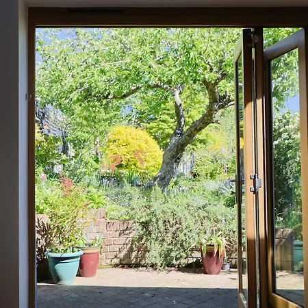 Casa vacanze Two Bedroom House With Beautiful Garden