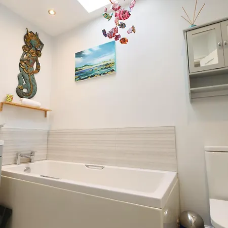 Casa vacanze Two Bedroom House With Beautiful Garden *