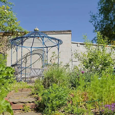 Casa vacanze Two Bedroom House With Beautiful Garden *